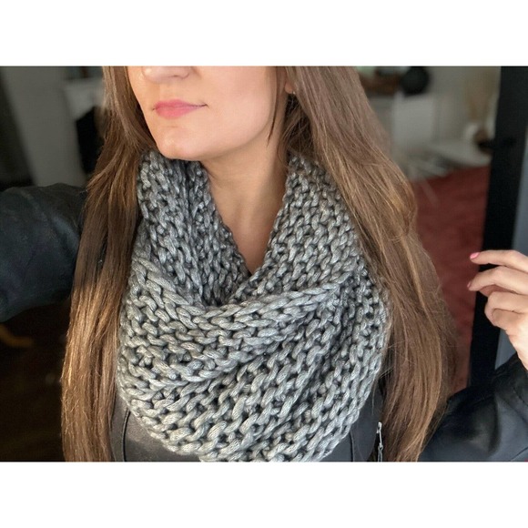 NWT The Limited Gray Chunky Knit Infinity Scarf - Picture 2 of 5